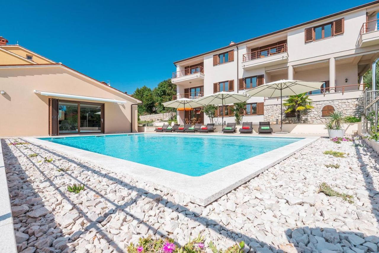 E&T Apartments With A Beautiful Pool Rabac Extérieur photo