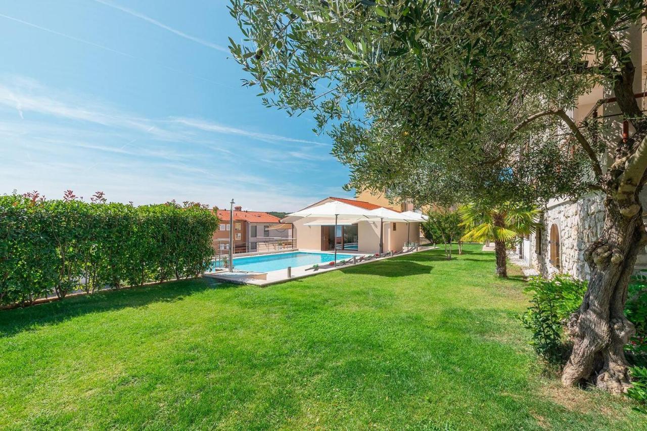 E&T Apartments With A Beautiful Pool Rabac Extérieur photo