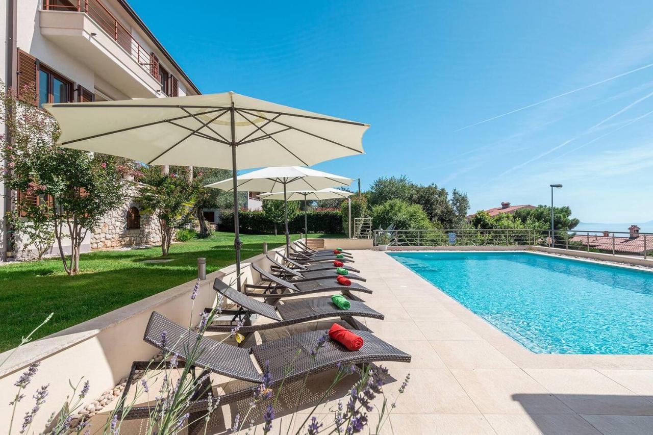 E&T Apartments With A Beautiful Pool Rabac Extérieur photo