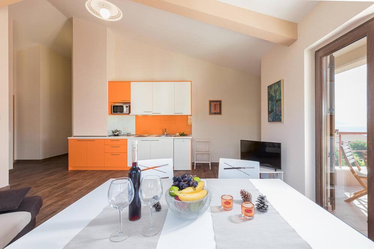 E&T Apartments With A Beautiful Pool Rabac Extérieur photo
