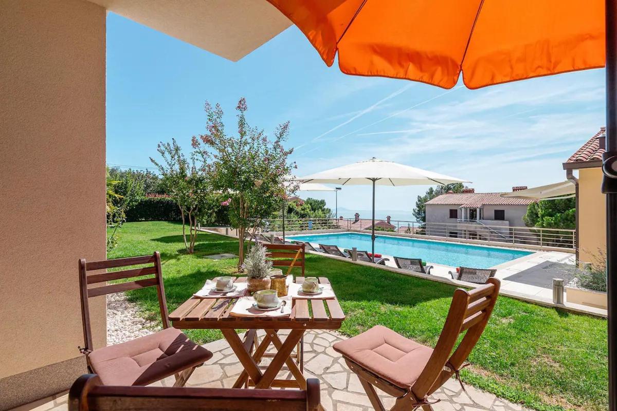 E&T Apartments With A Beautiful Pool Rabac Extérieur photo