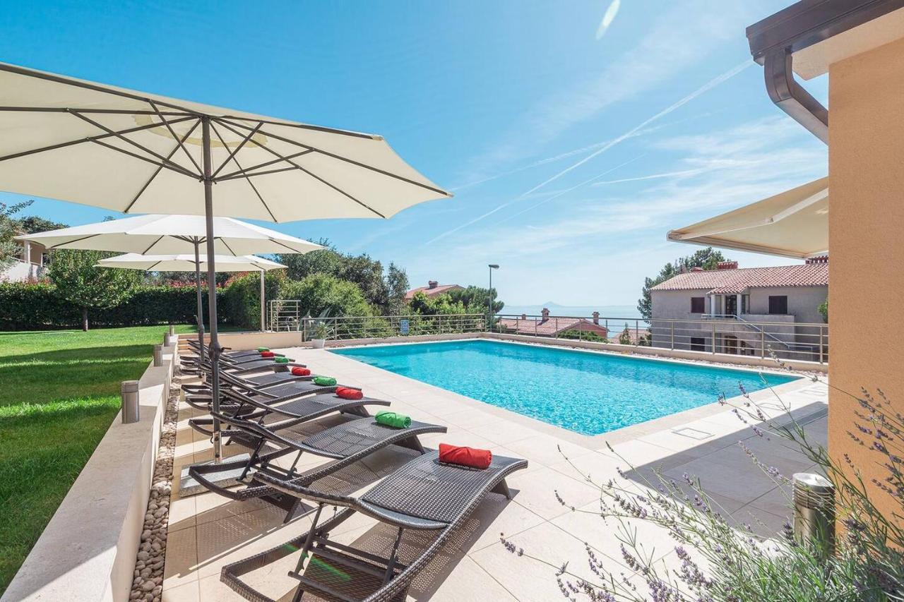 E&T Apartments With A Beautiful Pool Rabac Extérieur photo
