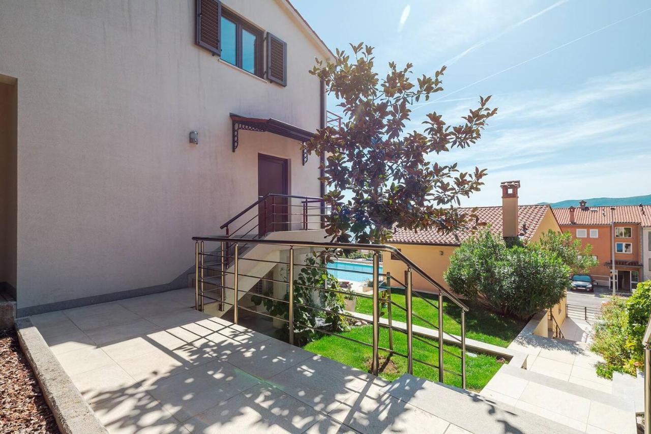 E&T Apartments With A Beautiful Pool Rabac Extérieur photo
