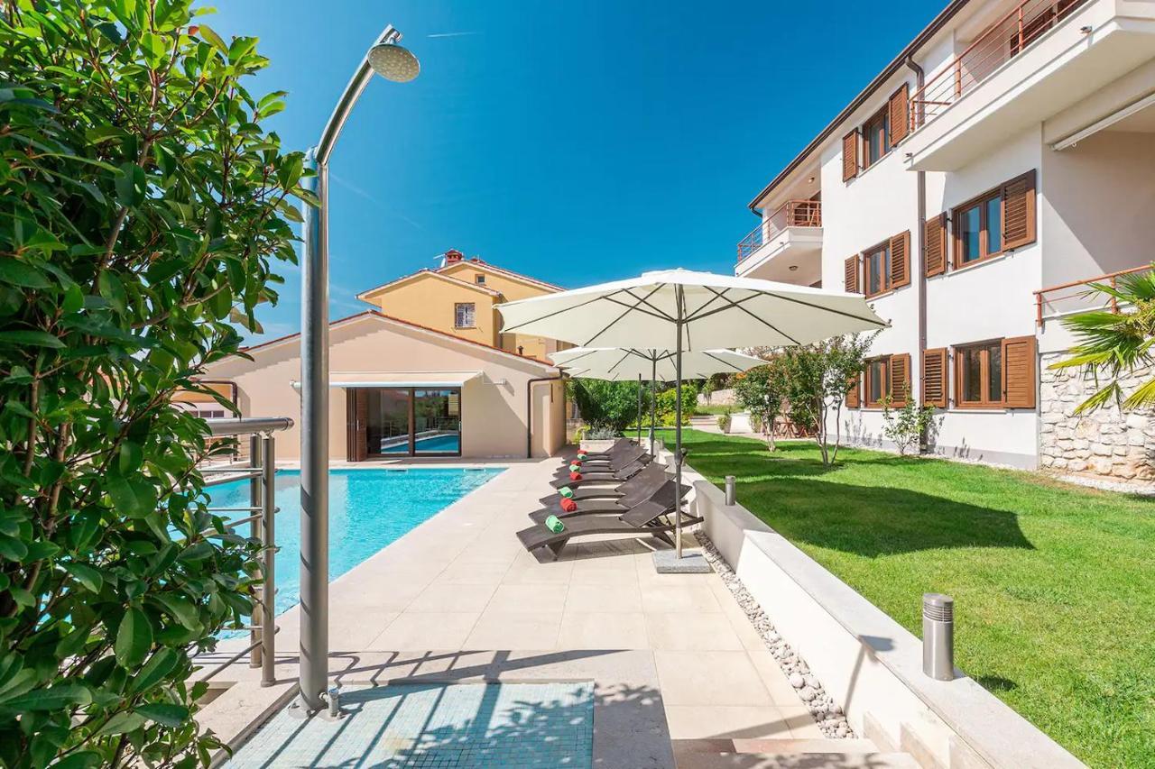 E&T Apartments With A Beautiful Pool Rabac Extérieur photo
